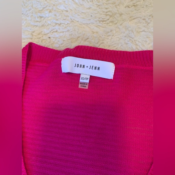 John & Jenn Lightweight V Neck Long Sleeve - Picture 5 of 9